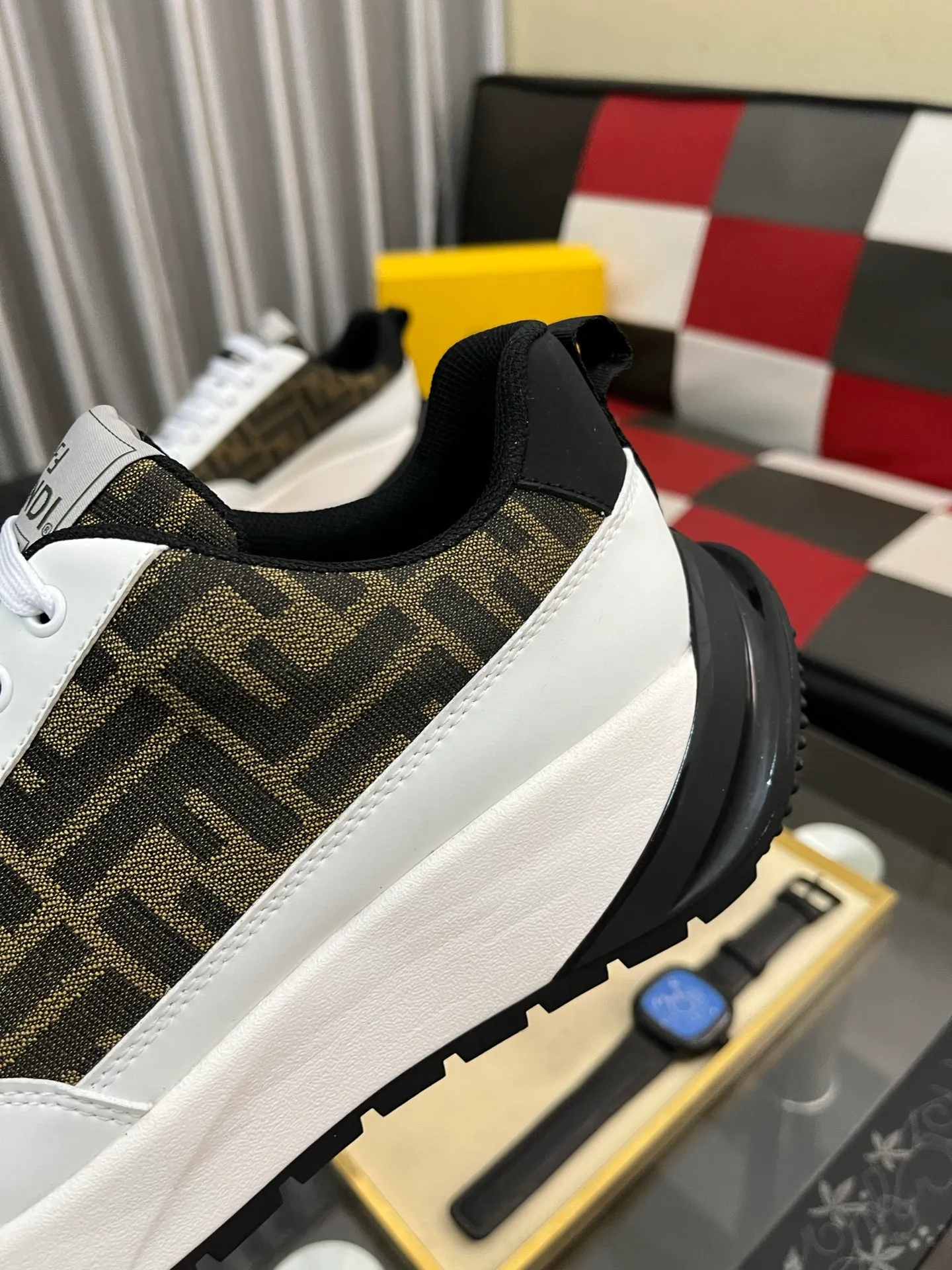 Men's shoes 💰438⌚️⌚️【FENDI】Original quality.~ Unique modern style sneakers. 🏃A must-have casual shoe for trendy men😍😍 Original brand imported from Italy, imported original leather, sheep lining (refuses to discolor and grind feet) Sole: Original sole specially provided by the original factory, French lazy style design ⚠️Fit the foot. Original quality code number: 38-442️⃣Colors available